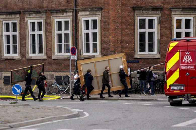 Se incendia el antiguo edificio de la Bolsa de Copenhague