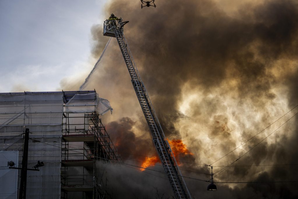 Incendio en el edificio de la antigua bolsa de Copenhague