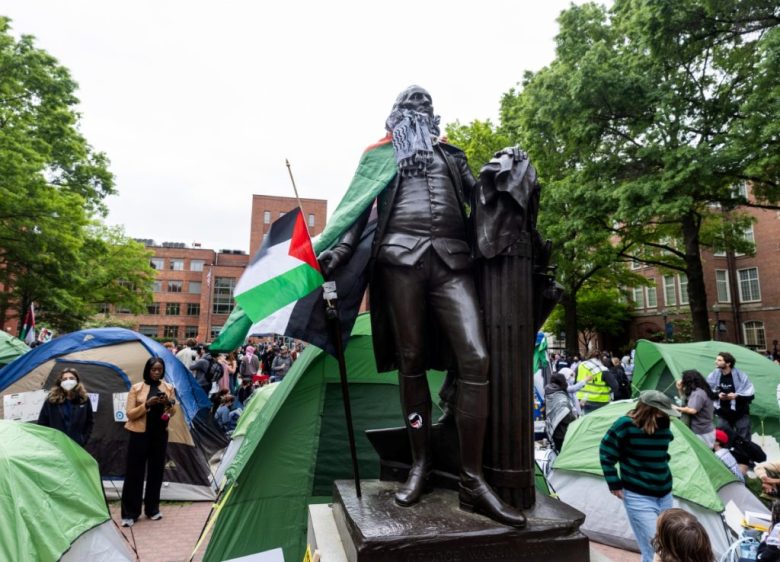 Estatua de George Washington, en el campus de la universidad del mismo nombre, a la que le fue colocada una bandera palestina