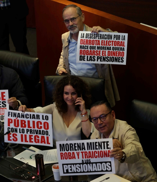 Legisladores de oposición dijeron que es inconstitucional que se tomen recursos de las Afores para el Fondo de Pensiones