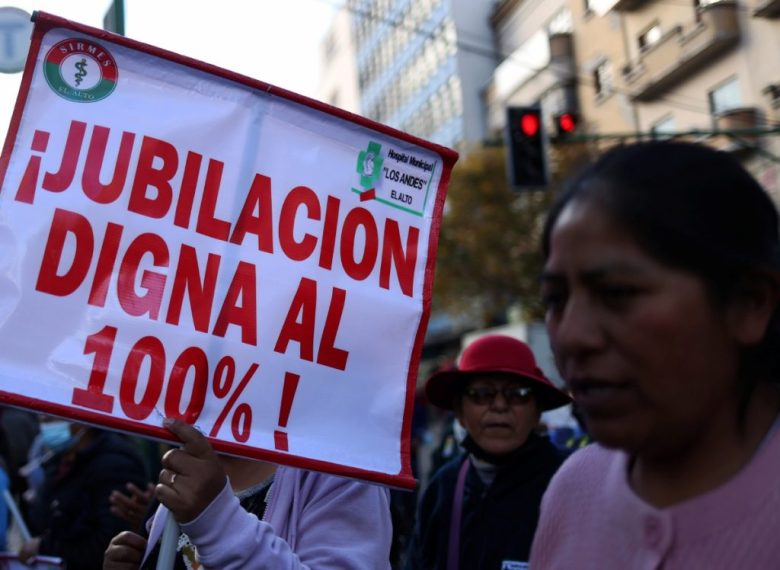 En América Latina la precariedad de los sistemas de pensiones obliga a muchas personas a seguir trabajando después de los 65 años de edad