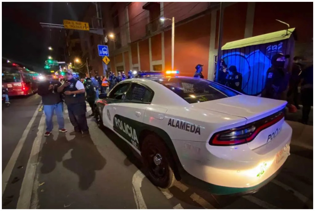 Dos sujetos armados atacan a una mujer, identificada como una comerciante de frutas, en inmediaciones del Metro de CDMX 