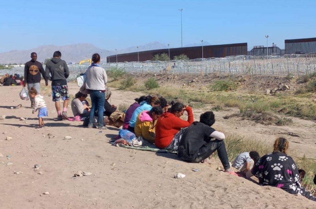 El dirigente de un albergue denunció que los traficantes de personas han tomado el control fronterizo