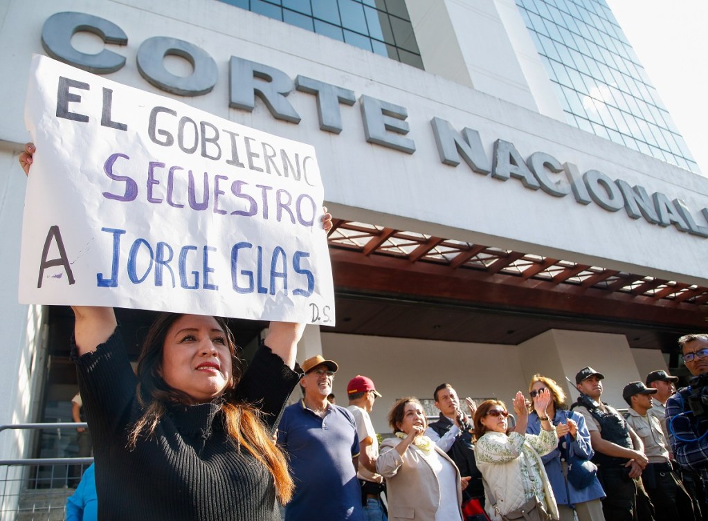 Simpatizantes del exvicepresidente Jorge Glas en los exteriores de la Corte Nacional de Justicia en Quito, Ecuador (Foto de EFE)