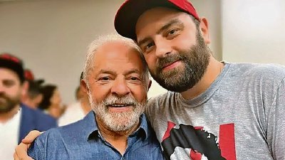 Luís Claudio Lula da Silva abraza a su padre, el presidente de Brasil, Luiz Inácio Lula da Silva