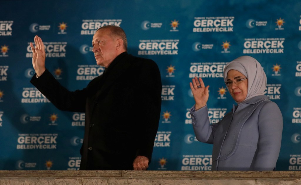 Ankara (Turkey), 31/03/2024.- Turkish President Recep Tayyip Erdogan (L) and his wife Emine greet supporters after the polls closed in the local elections in Ankara, Turkey, 31 March 2024. Some 61 million people voted in the Turkish local elections in 81 provinces. (Elecciones, Turquía) EFE/EPA/NECATI SAVAS