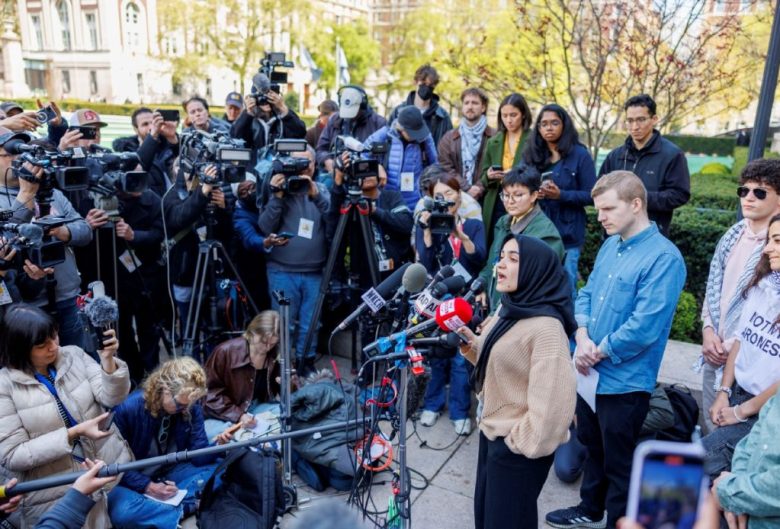 Una estudiante del equipo negociador habla en rueda de prensa en el campus de la Universidad de Columbia. Los estudiantes dijeron que no pudieron llegar a un acuerdo con la escuela en este momento