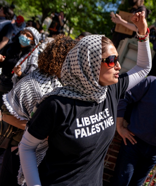 Estudiantes universitarios y simpatizantes pro-palestinos se manifiestan en la Universidad George Washington. A la derecha, campamento en la Universidad de California Berkeley
