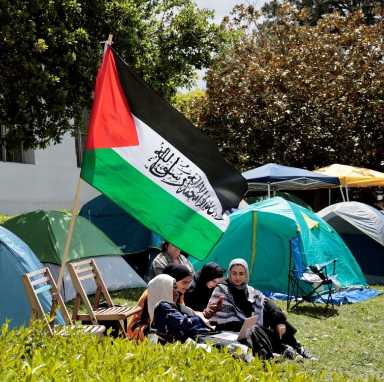 Banderas israelíes, ayer, en un césped cerca de un campamento pro-palestino en el campus de la Universidad de Columbia, Nueva York