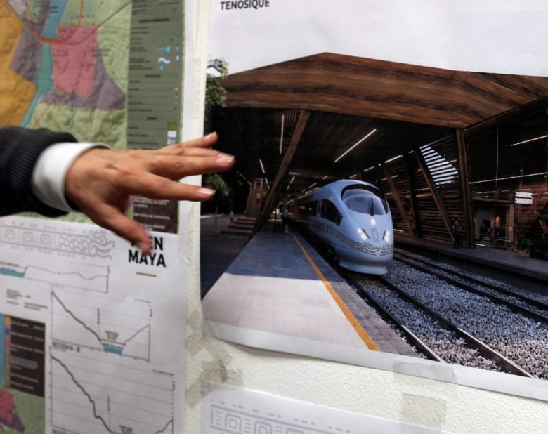 Rogelio Jiménez Pons, director de Fonatur, señala unas fotografías del proyecto del Tren Maya para la península de Yucatán, durante una entrevista el 18 de marzo de 2019 en Ciudad de México