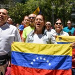 Para reclamar su derecho de elegir quien los gobierne, venezolanos que viven en México protestaron en el Parque Lincoln de la capital