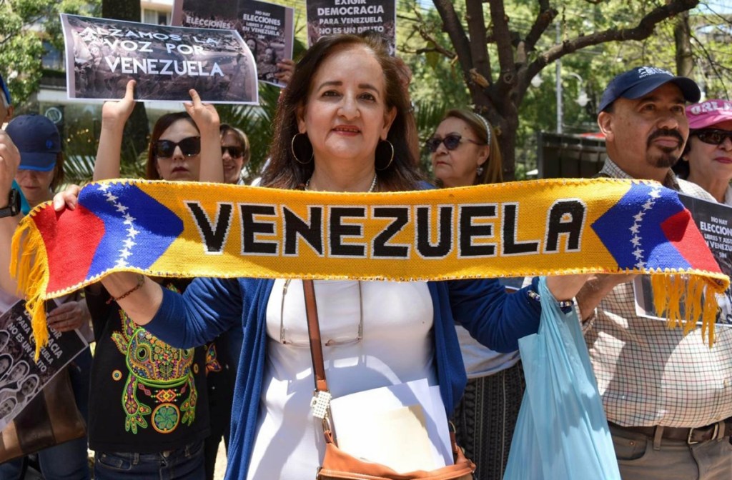 Para reclamar su derecho de elegir quien los gobierne y de participar en las votaciones de su país, organizaciones de venezolanos que viven en México se congregaron en una protesta en el Parque Lincoln