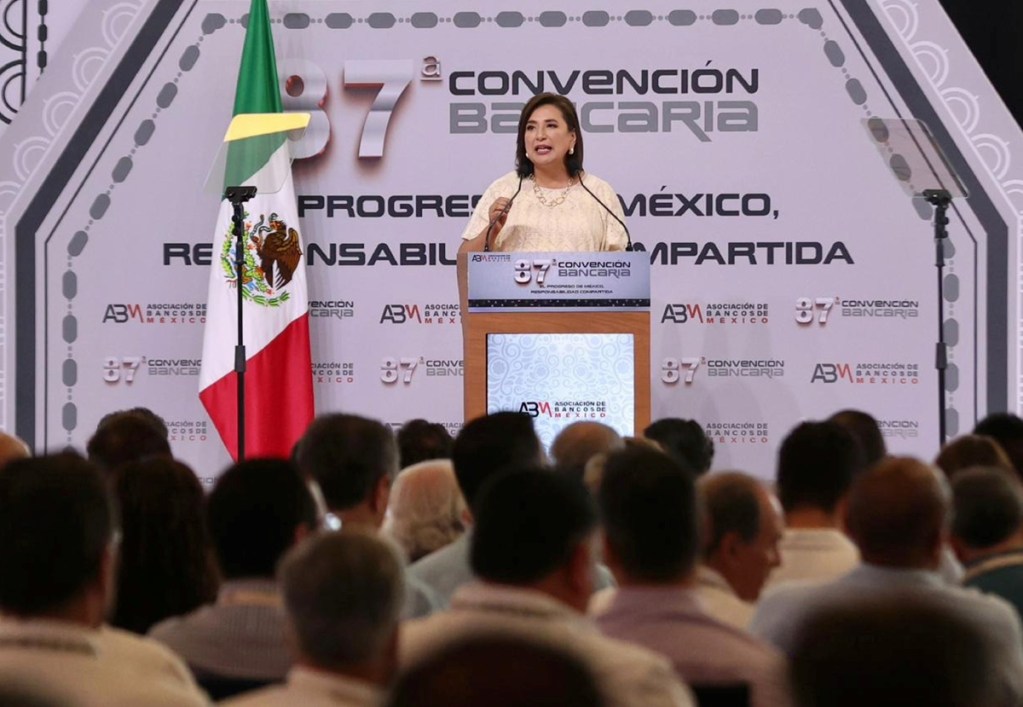 Dos aspectos de la intervención de la candidata opositora a la presidencia Xóchitl Gálvez, ayer ante la 87a. Convención Nacional Bancaria, en Acapulco. La política se refirió a temas como el fondo de pensiones y el fenómeno del “nearshoring” para atraer inversiones