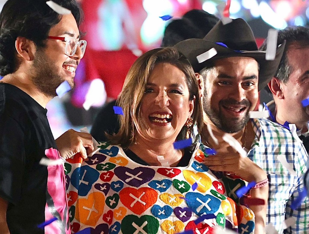 Jóvenes de la comunidad LGBT de Veracruz regalaron a Xóchitl Gálvez un hipil con los colores de la bandera gay bordado a mano, ayer