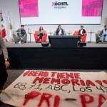 Jóvenes protestan con una manta durante un encuentro de estudiantes de la Universidad Iberoamericana con la candidata presidencial del frente opositor Fuerza y Corazón por México, Xóchitl Gálvez, el lunes en Ciudad de México. Xóchitl reiteró críticas contra su rival Claudia Sheinbaum