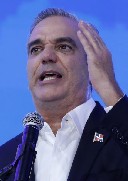 El presidente de República Dominicana, Luis Abinader, habla a sus seguidores tras los primeros resultados que le dan amplia ventaja