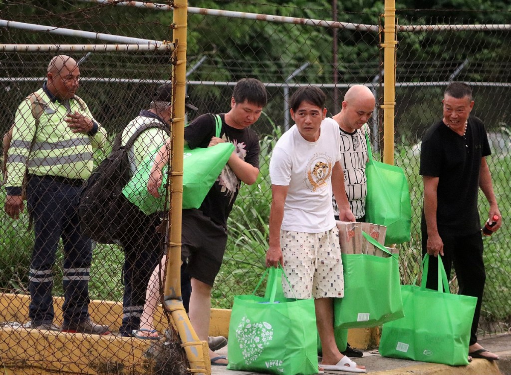 Arriba y a la izquierda, migrantes de origen chino permanecen en espera de resolver su situación migratoria, en la ciudad de Tapachula, Chiapas. La migración irregular de Asia y de África se ha duplicado en lo que va del año en México, donde los habitantes de la frontera sur destacan la presencia de chinos