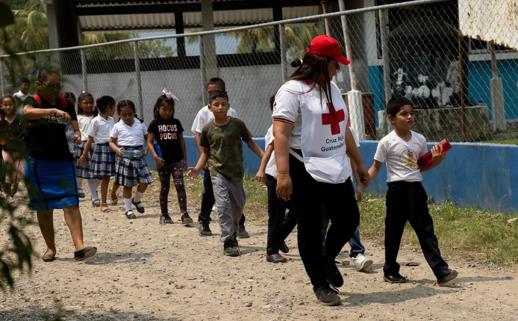 Estudiantes de la aldea Jimerios, Guatemala, en la frontera con Honduras, recibe una charla sobre el dengue