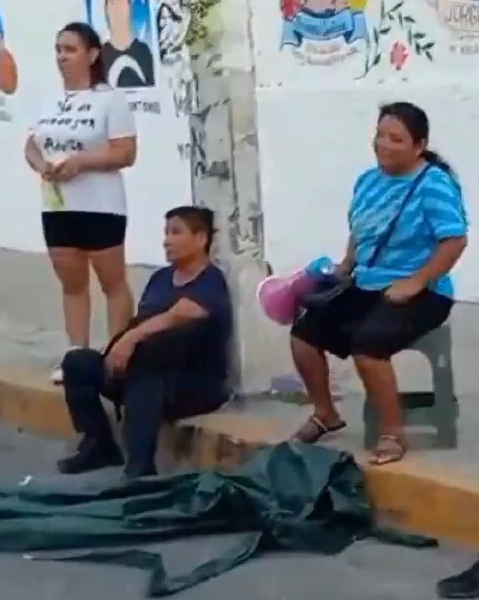 Madres buscadoras de Quintana Roo amarraron a un poste a la mujer policía