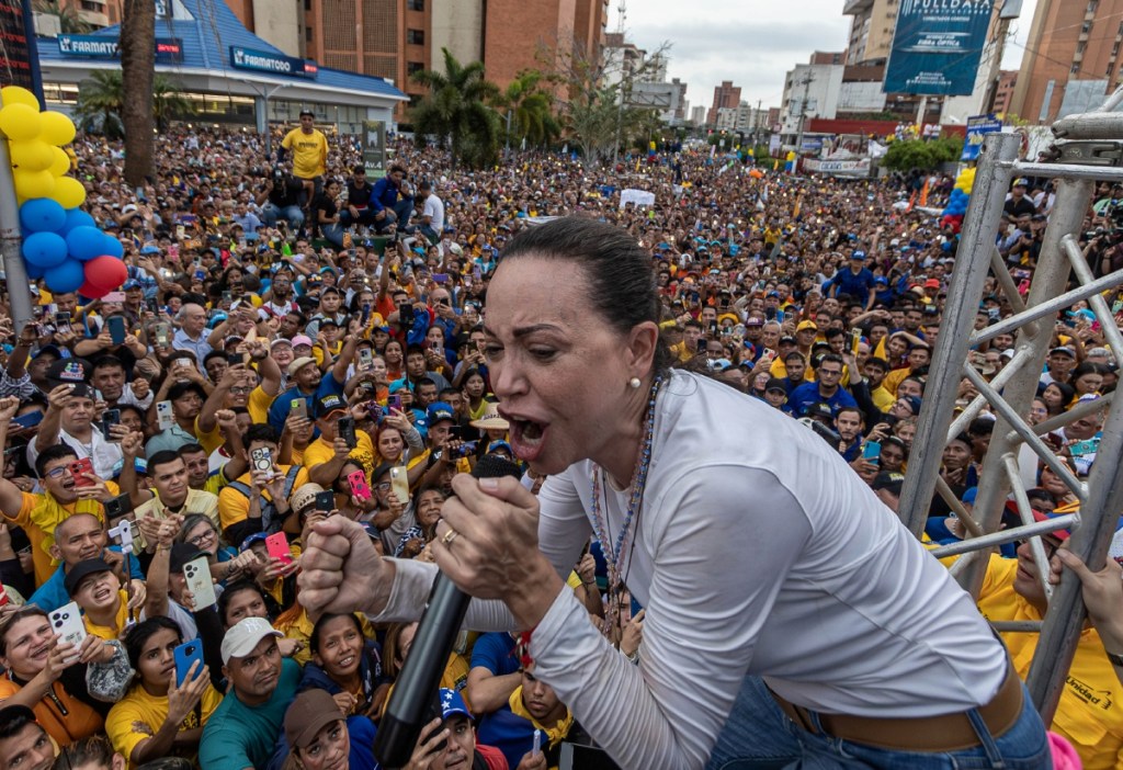 María Corina Machado habla en un mitin que encabezó ayer en una avenida en Maracaibo, donde pidió votar por Edmundo González Urrutia