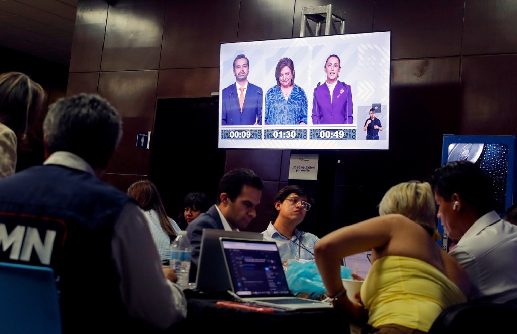 Periodistas escuchan el debate presidencial, ayer, en la sala de prensa del Centro Cultural Universitario Tlatelolco en Ciudad de México