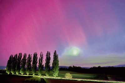 La aurora boreal brilla sobre Dailens, Suiza, esta madrugada