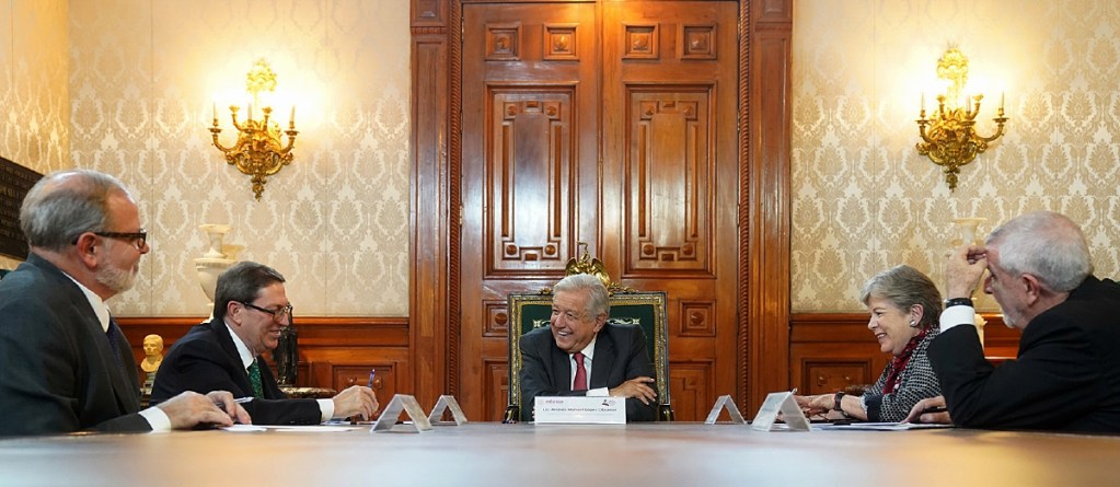 El presidente Andrés Manuel López Obrado, durante una reunión con el canciller de Cuba, Bruno Rodríguez Parrilla (segundo de la izquierda), y otros funcionarios ayer en Palacio Nacional, en Ciudad de México