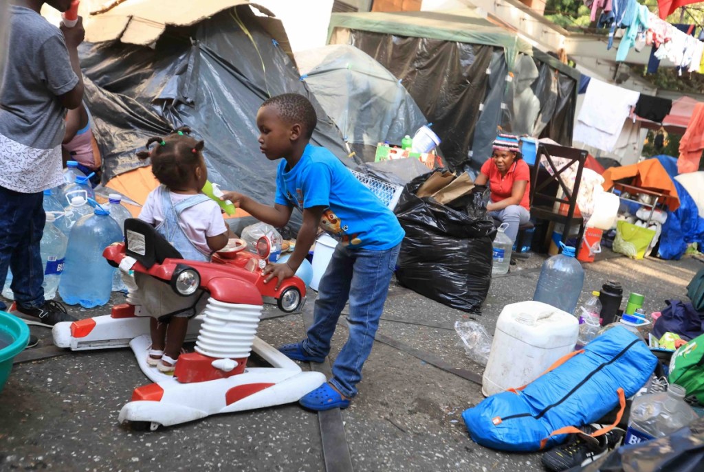 Un niño migrante comparte con su hermanita un “saborín” de limón