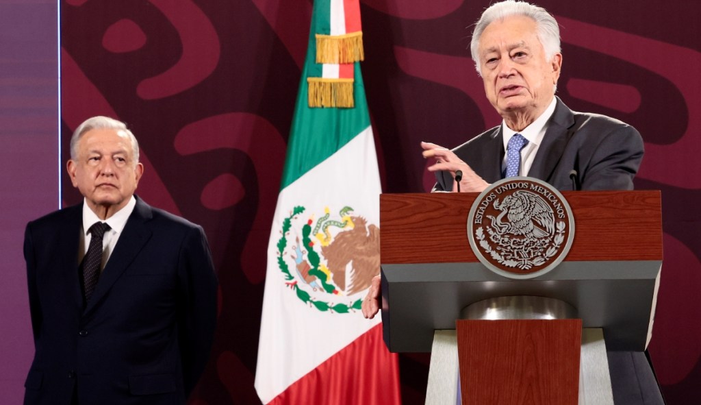 El director de la CFE, Manuel Bartlett, durante la conferencia de prensa del presidente López Obrador