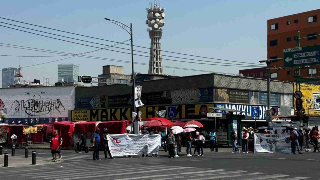 Maestros de la CNTE bloquean avenidas principales de CDMX como Reforma camino a instalarse en el plantón en el Zócalo