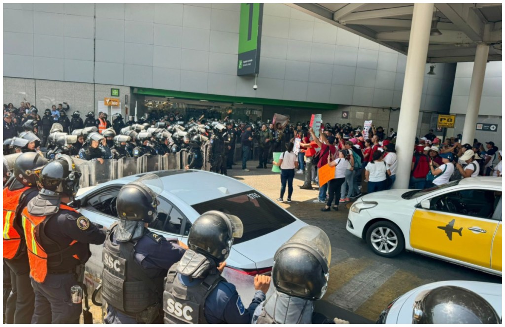 CNTE bloqueó las terminales 1 y 2 del AICM por tres horas en su décimo día de manifestaciones en Ciudad de México