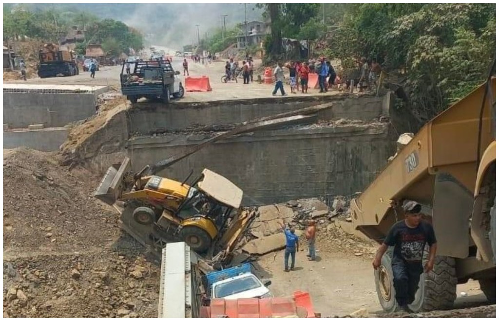 Colapsa puente en construcción en Tamazunchale, San Luis Potosí con saldo de al menos tres trabajadores lesionados