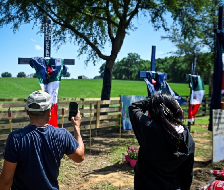 Roberto Márquez creó un monumento fúnebre cerca del lugar del accidente que involucró a dos vehículos y que dejó ocho personas muertas, en Ocala, Florida. A la izquierda y debajo, otras personas rinden tributo a los trabajadores agrícolas de México que murieron en el lugar