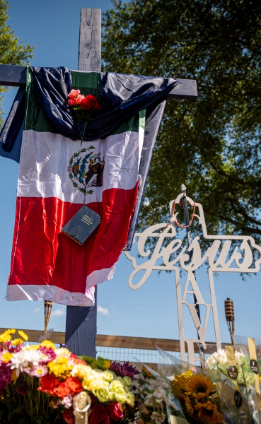 Otra vista del monumento en memoria de los 8 fallecidos