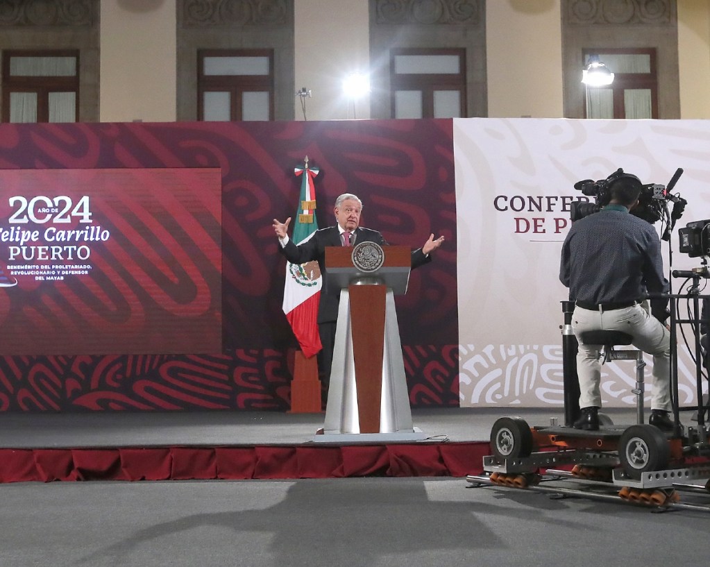 El presidente Andrés Manuel López Obrador, durante su conferencia de prensa matutina de ayer, en la cual minimizó la violencia política