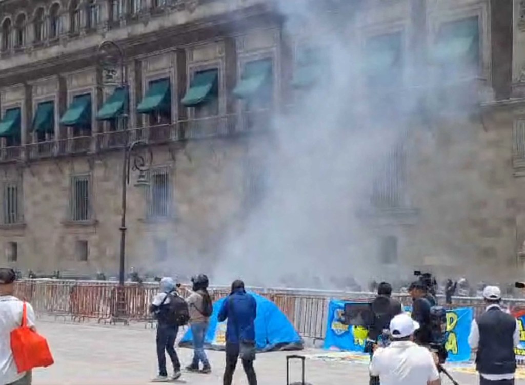 Normalistas lanzaron cohetones a Palacio Nacional el lunes. Ayer dieron de alta a policías heridos