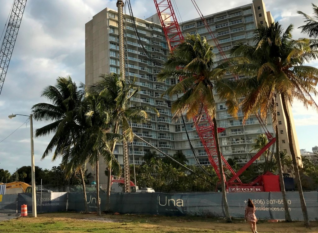 La Asociación Nacional de Agentes de Bienes Raíces informó que las altos precios y tasas de interés en EE.UU. perjudican el cierre de la venta de casas. De acuerdo con la agencia hipotecaria Freddie Mac, la tasa promedio de interés fijo en préstamos hipotecarios está en 7 % y la tasa fija en préstamos de 15 años supera el 6%