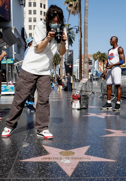 Una persona toma fotos de la estrella de Donald Trump en el Paseo de la Fama de Hollywood