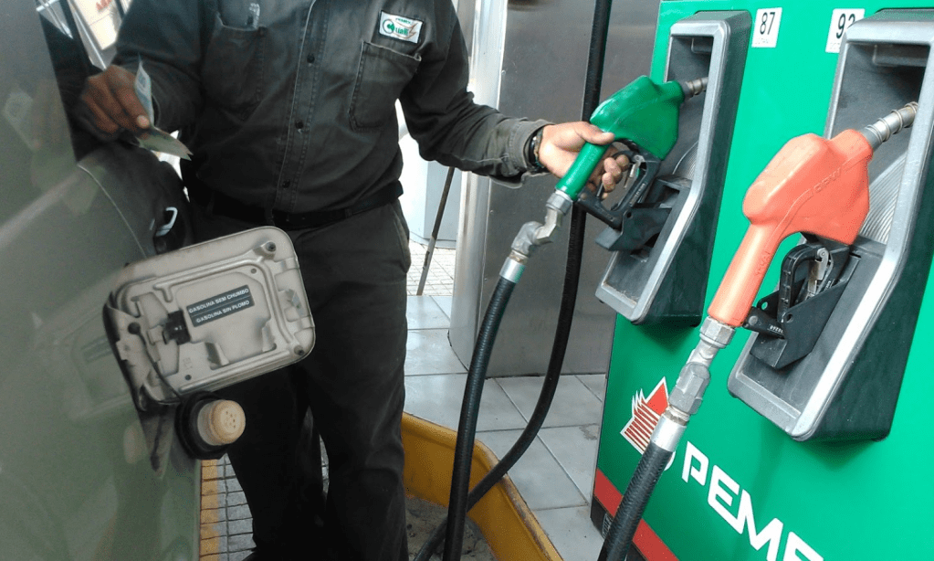 Dos pesos por cada litro de gasolina se paga al crimen organizado en México