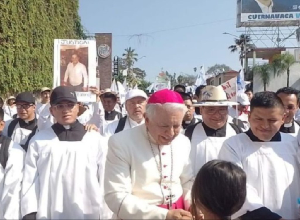 Durante la Marcha por la paz realizada ayer en Cuernavaca, el obispo monseñor Ramón Castro Castro sugirió emitir “voto de castigo” el 2 de junio. “La democracia sirve también para castigar a los malos gobiernos”, sostuvo, tras denunciar que servidores públicos conviven con el crimen organizado que intenta influir en la elección