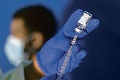Una enfermera prepara una jeringa con la vacuna Mpox para un paciente de Brooklyn el 30 de agosto de 2022