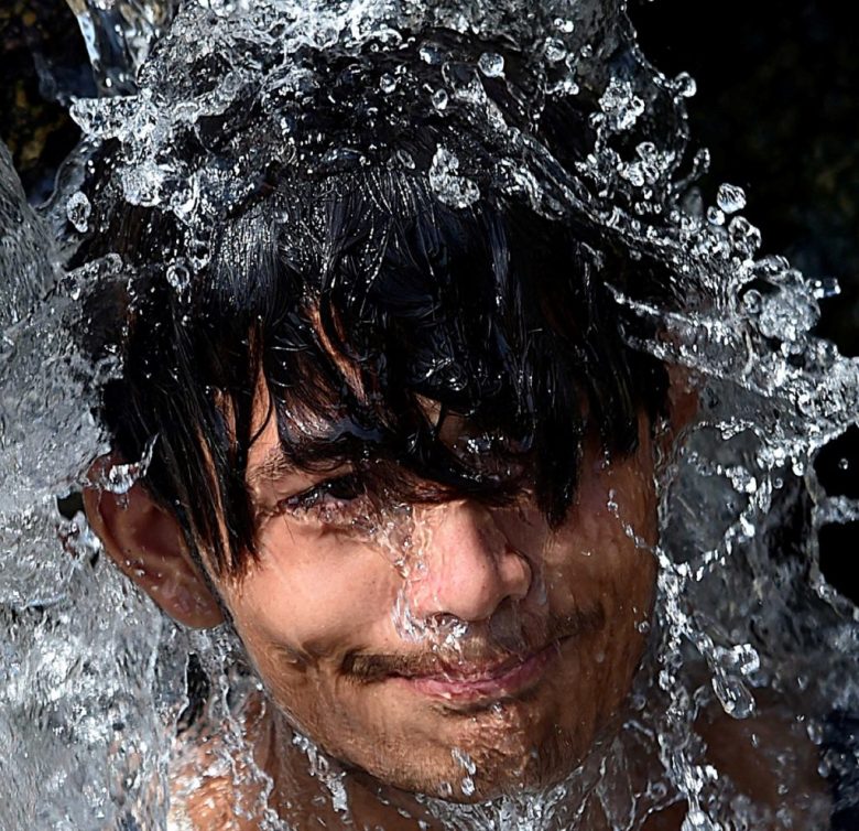 Un niño salta al río Stour de Gran Bretaña, uno de los 27 sitios en Inglaterra que recibieron permiso oficial para nadar antes de la temporada de verano. A la izquierda, un joven se refresca en Paquistán