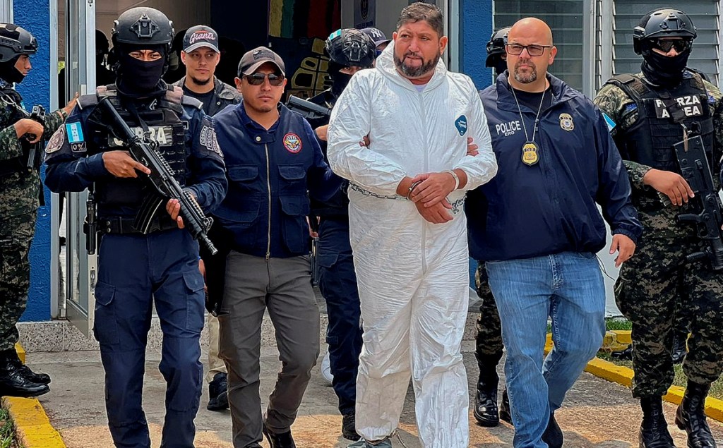 El presunto narcotraficante hondureño Víctor Manuel Viera (“Mojarra”), en la base aérea de Palmerola, de donde fue extraditado el miércoles a Estados Unidos acusado de introducir fentanilo y cocaína a ese país