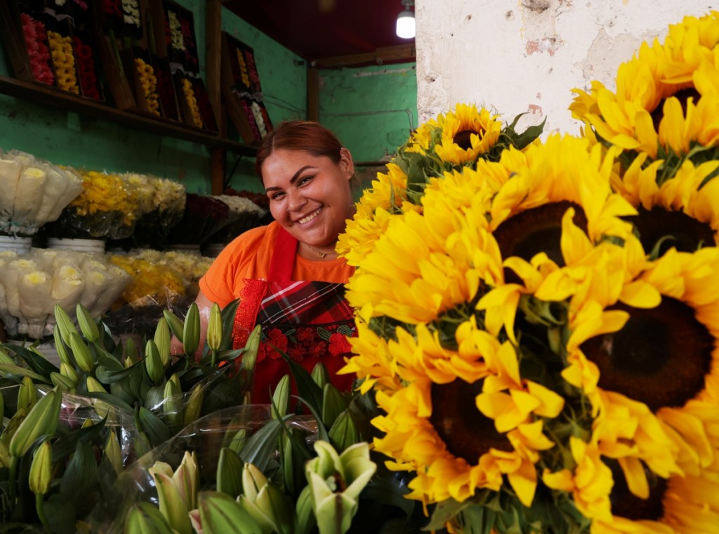 Ya sea en ramos, arreglos o por unidad, las flores suelen ser de las opciones más populares para obsequiar a las madres en su día