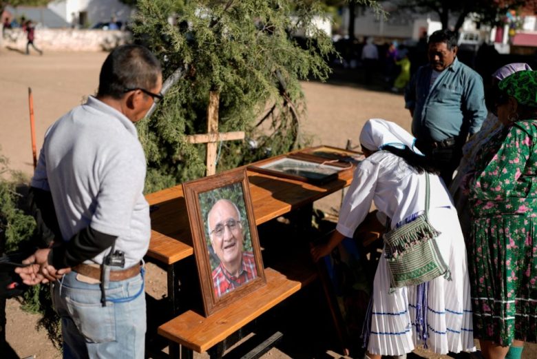 Indígenas rarámuri preparan una mesa para ofrendas con una fotografía del jesuita asesinado el padre Javier Campos para un ritual sagrado