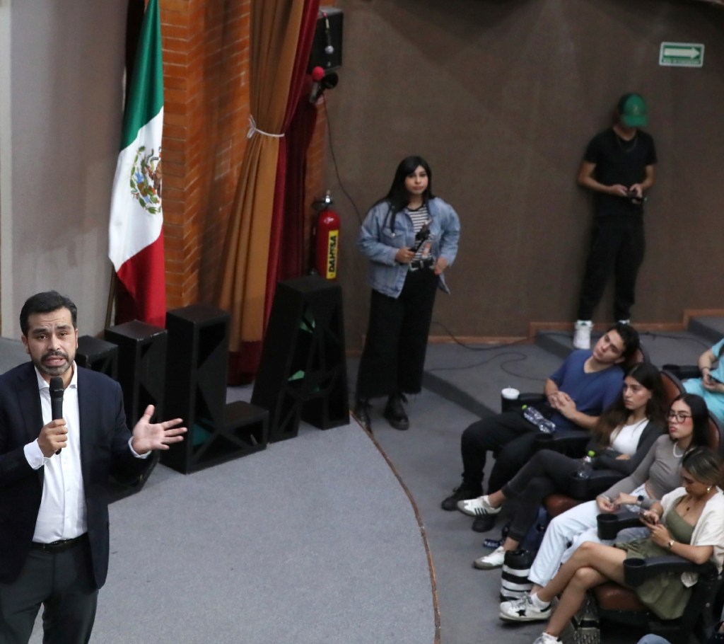 El candidato presidencial de Movimiento Ciudadano (MC), Jorge Álvarez Máynez, en un conversatorio con estudiantes de la Universidad Latinoamericana (ULA) realizado el lunes en Ciudad de México