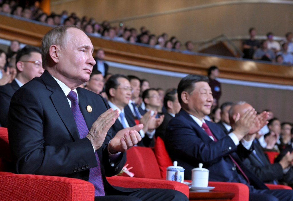 El presidente ruso Vladimir Putin, y su homólogo chino, Xi Jinping, ayer durante un concierto en Pekín