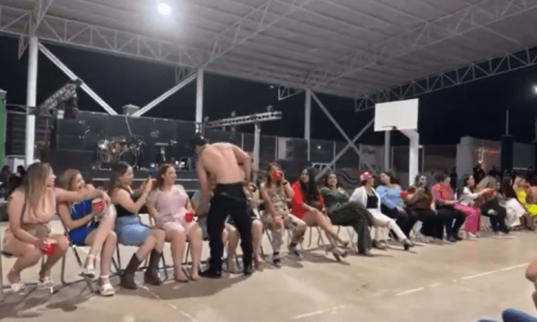 Celebración con strippers del Día de las Madres en el  “Liceo San Agustín” en Hermosillo, Sonora