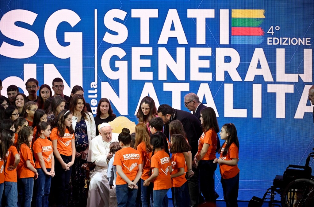 El papa Francisco saludó ayer a un grupo de niños en el evento los “Estados Generales de la Natalidad“