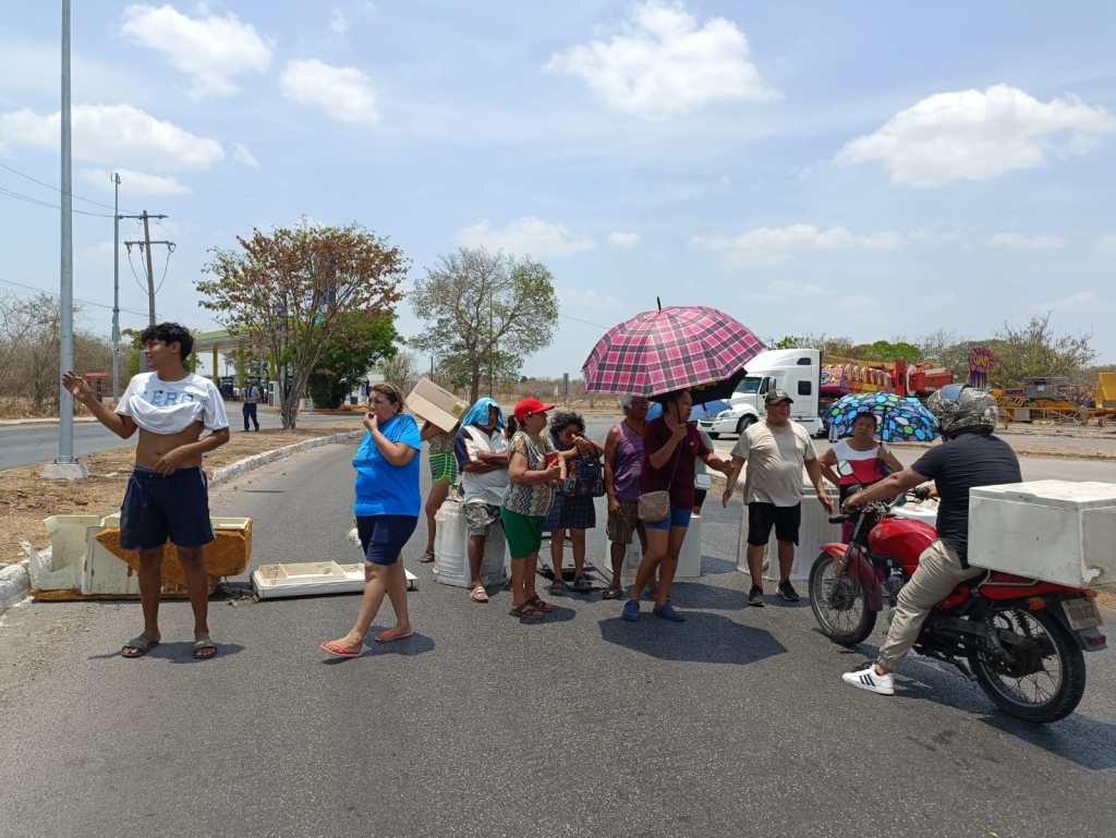 Vecinos de la colonia Nueva Kukulcán bloquean la avenida Circuito Colonias para exigir a la CFE que atienda problema de apagones